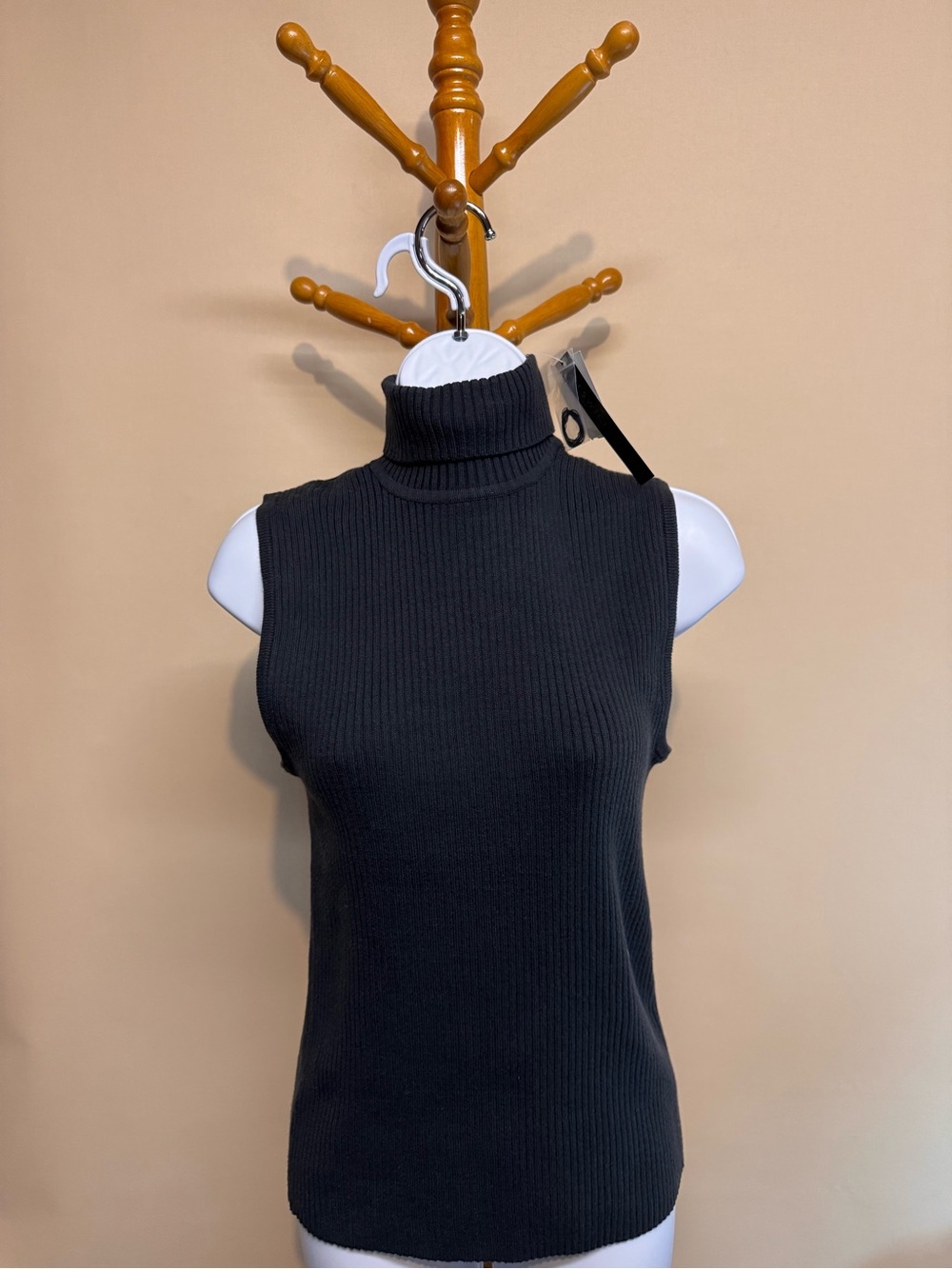 Preswick & Moore Sleeveless Ribbed Turtleneck Top - Size Medium